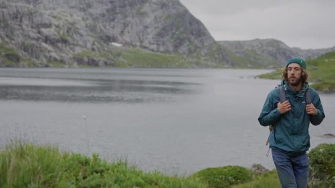 男子在挪威湖边徒步旅行