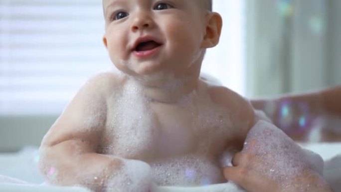 可爱健康六个月大婴儿洗澡