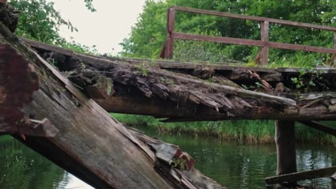 浅水河上旧损坏的倒塌木桥