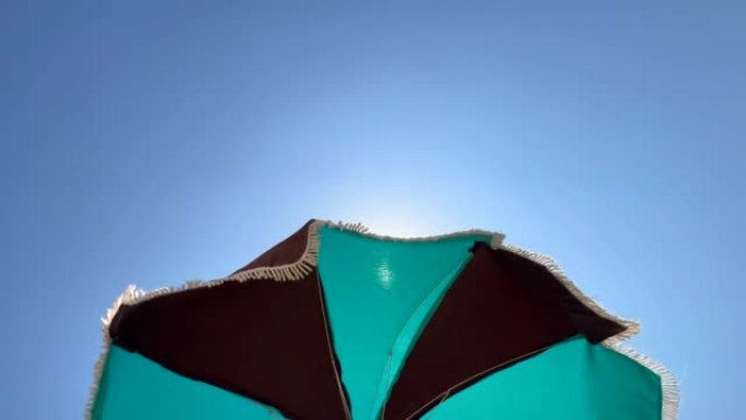 蓝天下的沙滩阳伞