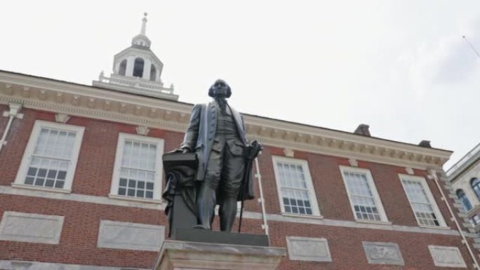 乔治·华盛顿站在费城独立大厅前