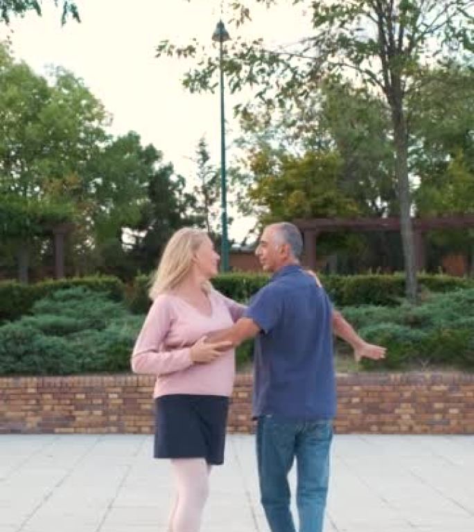 成熟的夫妇在街上的公园里跳探戈。