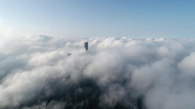 4K-实时: 中国厚云上上海摩天大楼的无人机视图