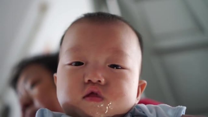 婴儿脸低角度滴口水