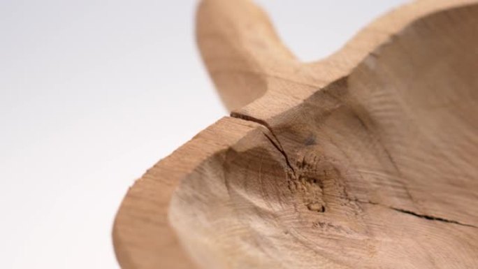 白色背景上的木制雕刻手工制作的乡村碗上的裂缝