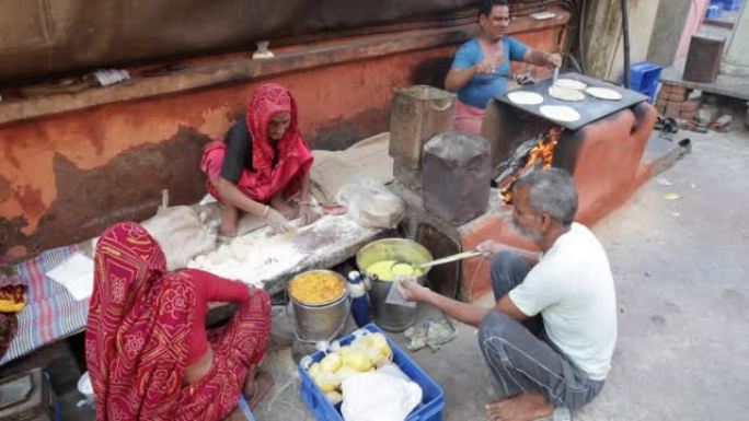 印度街头小贩准备食物 -- 查帕蒂，扁平面包