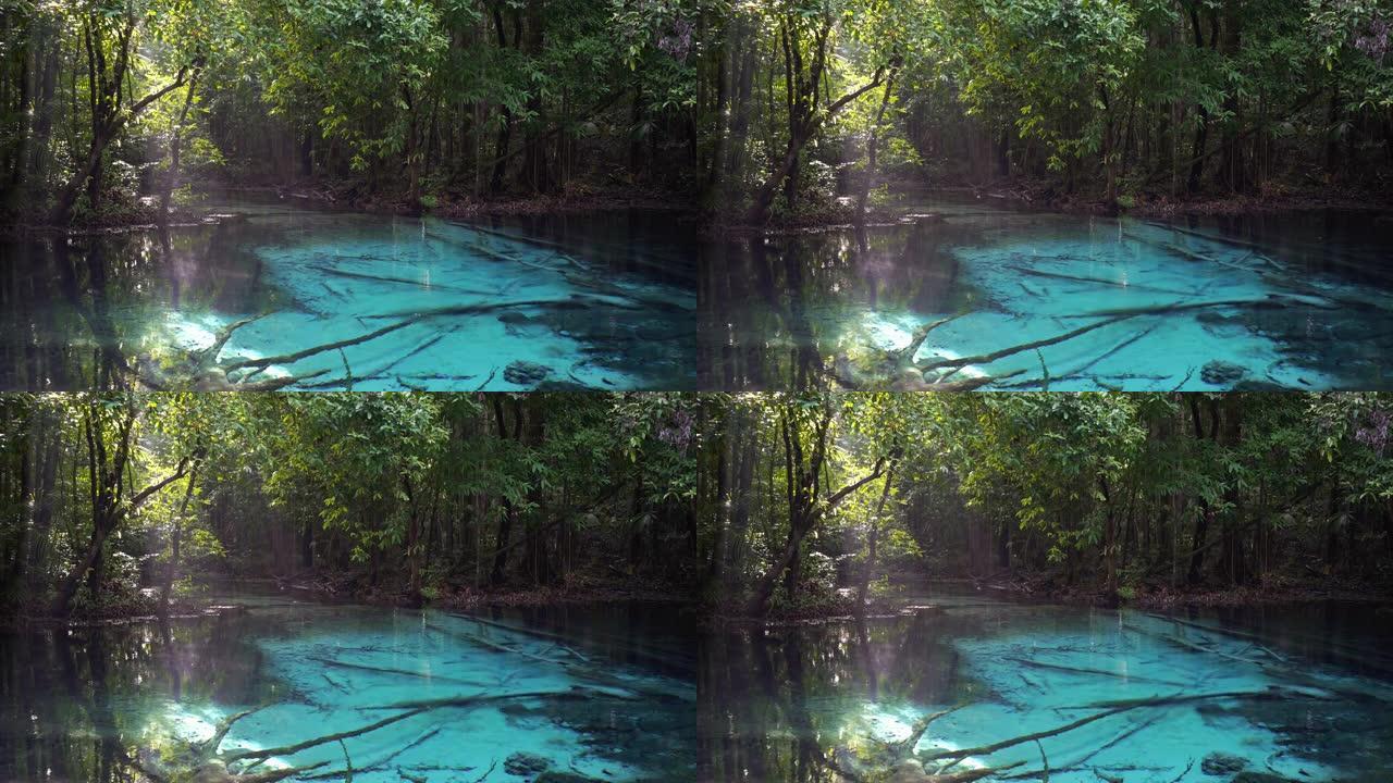 Blue Pool是位于泰国甲米翡翠池塘附近森林中间的绿松石般的清澈泉水。