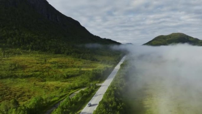 穿越挪威高地的道路上汽车的风景鸟瞰图