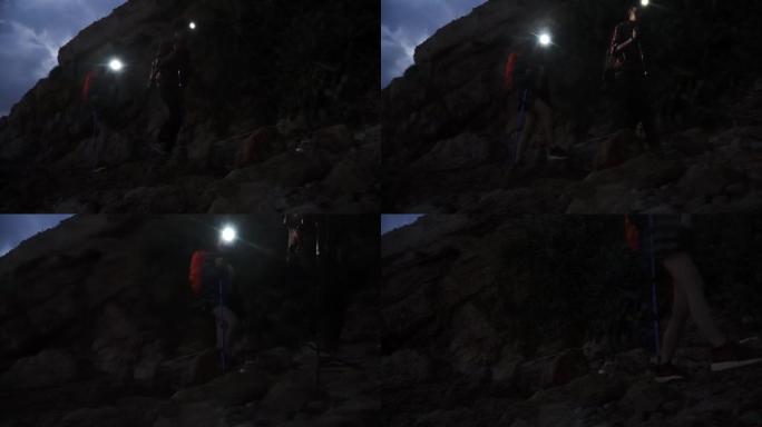 一群徒步旅行者爬上岩石。