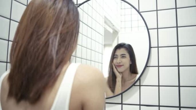女人在浴室里看着镜子。