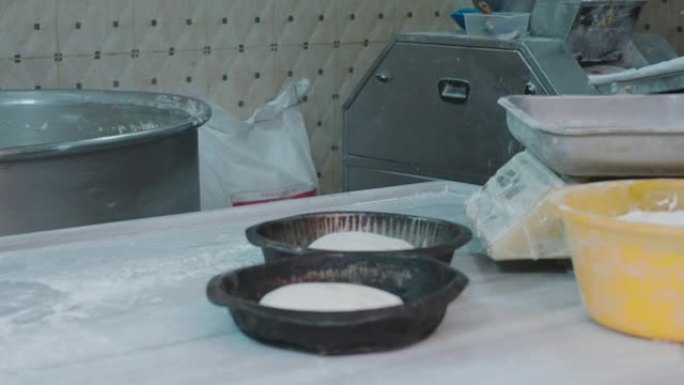 馅饼模具特写。面包店，生产过程。