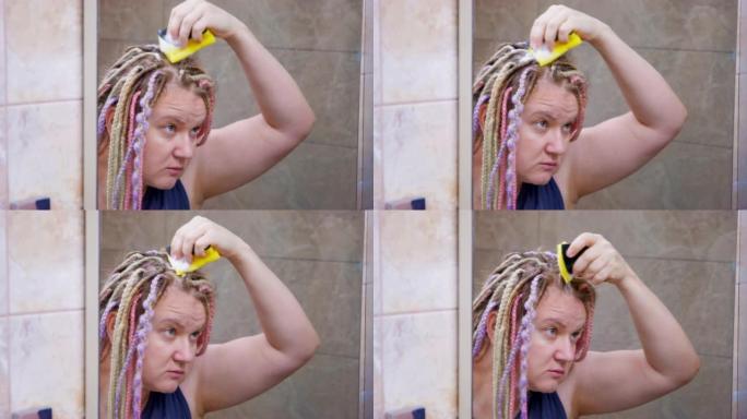 女人在镜子反射时洗合成辫子