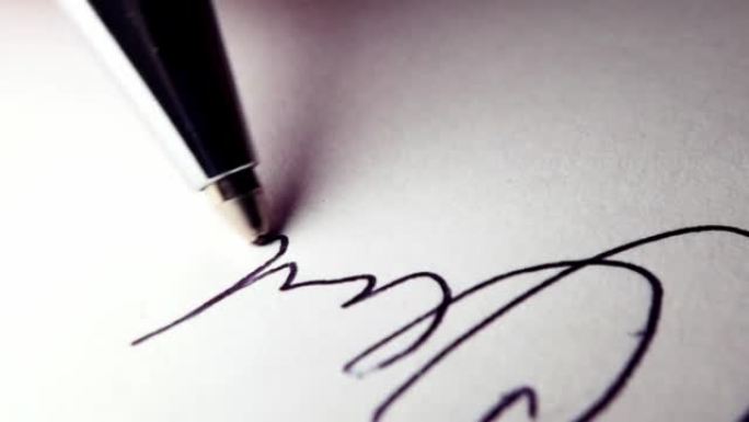 用笔在文件上手工签名。缔结协议