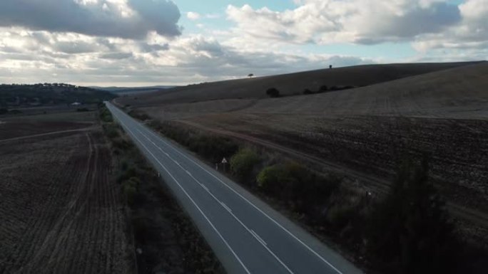 无人机的航拍镜头打开了道路的视野，两边都是无草的土地