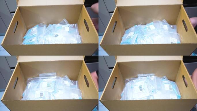 创业小企业主企业家包装产品在盒子里。女商人和包装产品用胶带密封纸板。