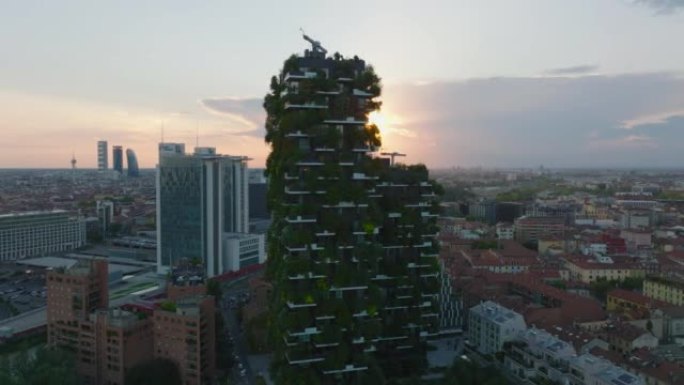 现代住宅建筑的滑动和平移镜头，立面上生长着绿色植物。夕阳下的景色。意大利米兰