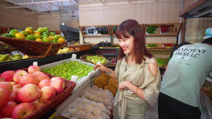 女人逛超市，挑选水果