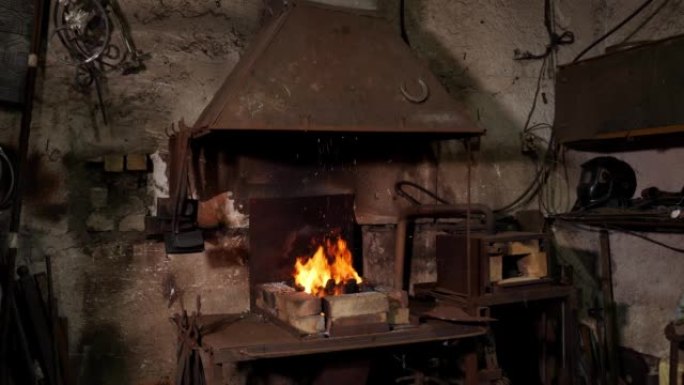 在锻造车间的炉子里生火。铁匠设备概念。