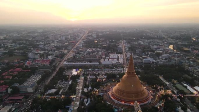 泰国佛统城大塔的空中无人机日落场景