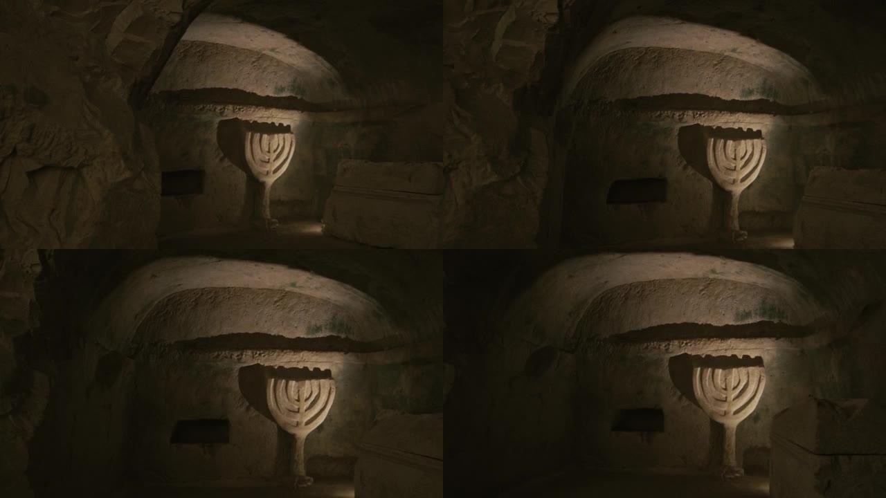 建筑用沙子和石头建造的古建筑中的墙壁上的烛台-内部视图