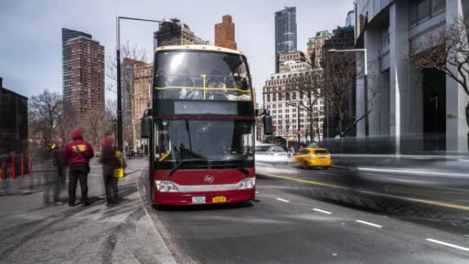 曼哈顿下城电池公园的日光延时交通和旅游巴士装载