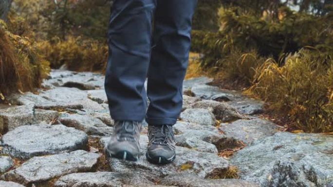户外鞋类。在山路上旅行。