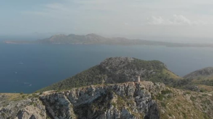 西班牙美丽的Albercutx watch望塔被大海和落基山脉环绕的无人机视图