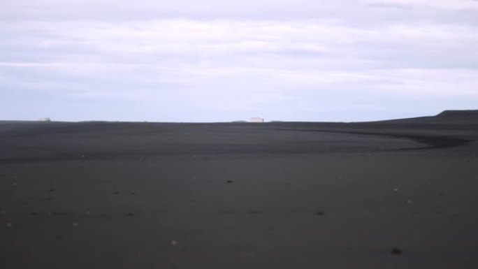冰岛蓝色多云天空的空旷沙滩上的景色