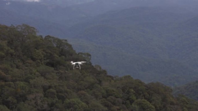 无人机在亚齐森林中飞行