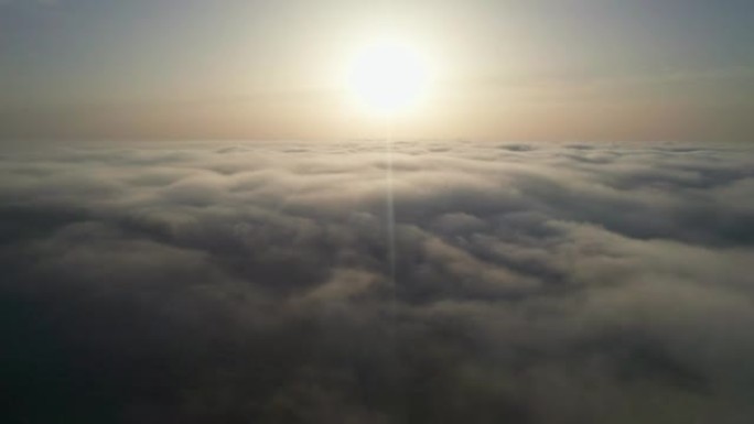 云中的日落。飞越海面上空的云层。跟随太阳。向右平移。版本11