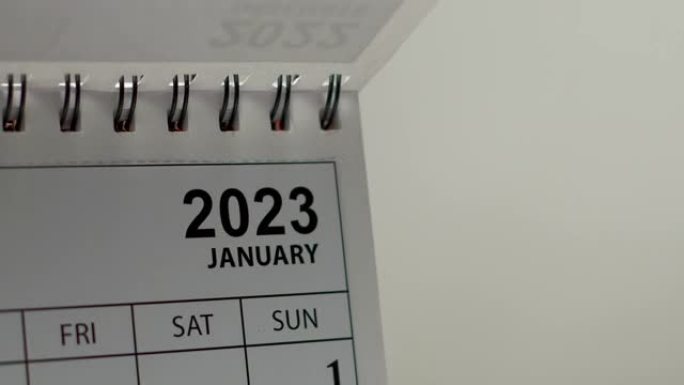 翻页2023年1月年的日历。特写。