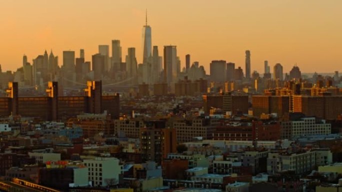 日落前的傍晚，可欣赏曼哈顿市中心和自由塔的远程景色。布鲁克林住宅区的远处景色。带有平移摄像机运动的航