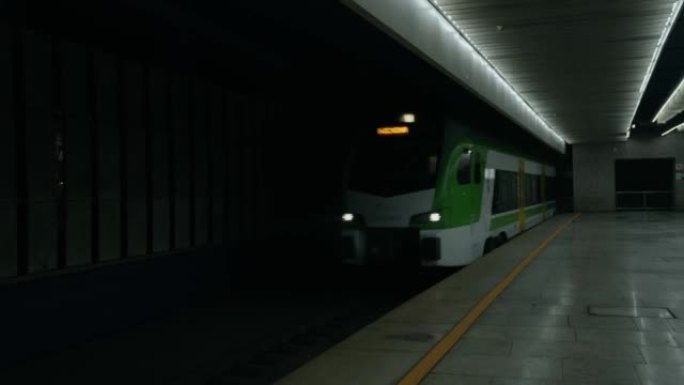 一列火车经过一个空的火车站站台。