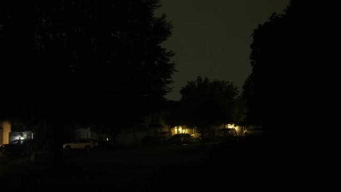 夜间暴风雨，雷声和闪电声，郊区居民街道慢动作