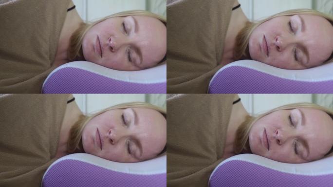 矫形枕头有助于消除脸上的皱纹。美容和皮肤病学。人睡在右枕头上，帮助脸部保持美丽，防止出现深深的皱纹。