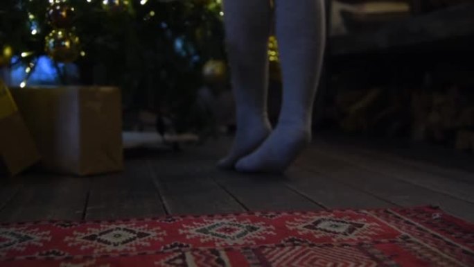 女人的腿挂着圣诞小玩意