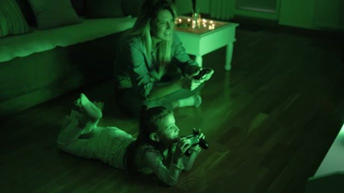 女人在家里和小女孩在一起玩电子游戏