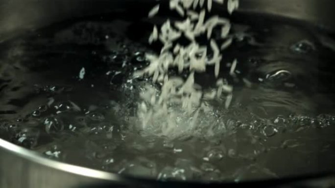 生米掉进一锅开水里。拍摄的是1000 fps的慢动作。