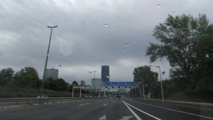 雨天开车穿越城市