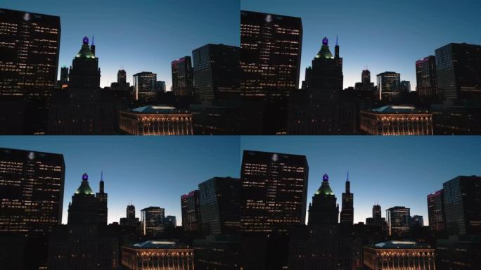 芝加哥在晚上勾勒出市中心摩天大楼的轮廓。空中宽镜头。