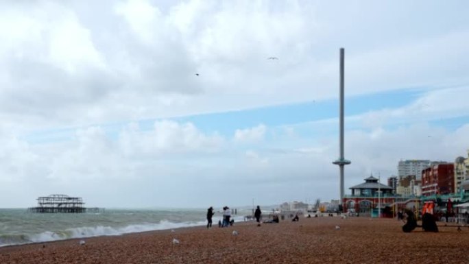 美丽的布莱顿海滩4k视频。英国布莱顿的神奇日落和暴风雨天气。