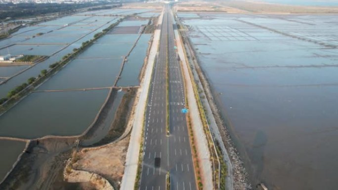 海岸泥滩沥青路的鸟瞰图