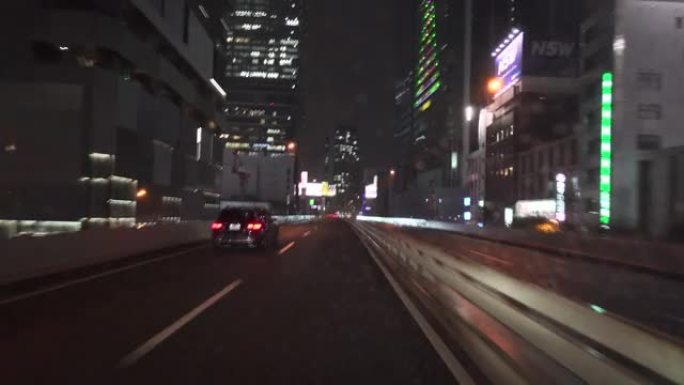 雨夜在高速公路上行驶