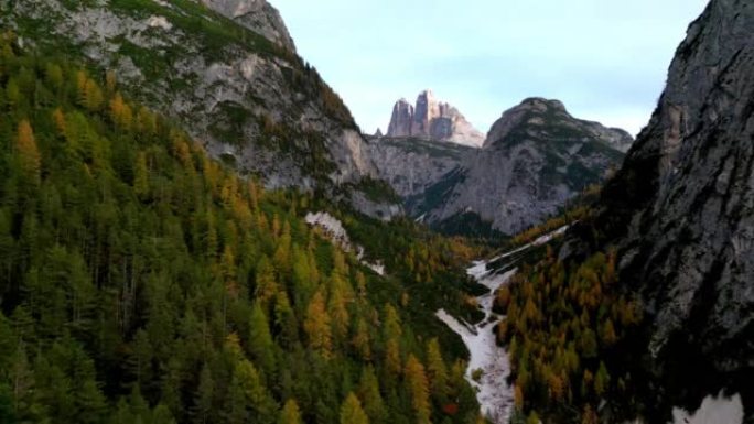 来自西北部的德雷·津宁 (Tre Cime di Lavaredo) 山