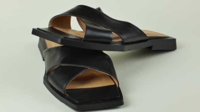黑色夏季女凉鞋。一双女式漂亮轻便夏季凉鞋。现代夏季女鞋外出散步
