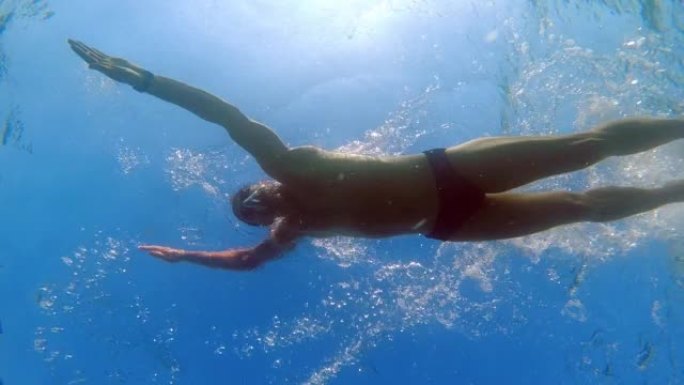 从水下慢动作看到的男子游泳爬行动作