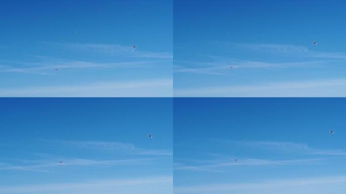 英国布里克斯沃思的两个滑翔伞在蓝天上飞行