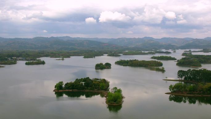 山间湖面空景