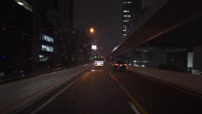 雨夜在高速公路上行驶