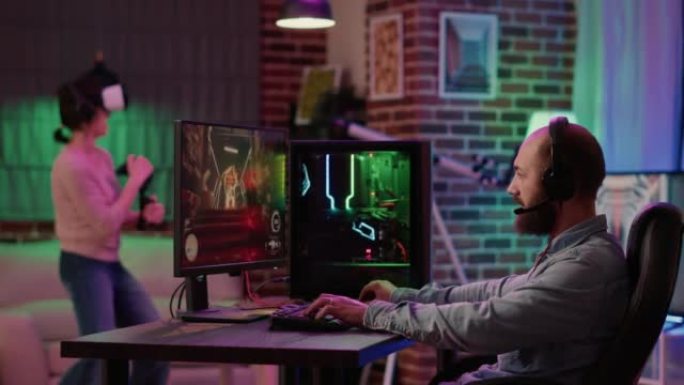 游戏女孩在虚拟现实中战斗时，玩家在电脑上玩多人第一人称射击游戏的静态三脚架镜头